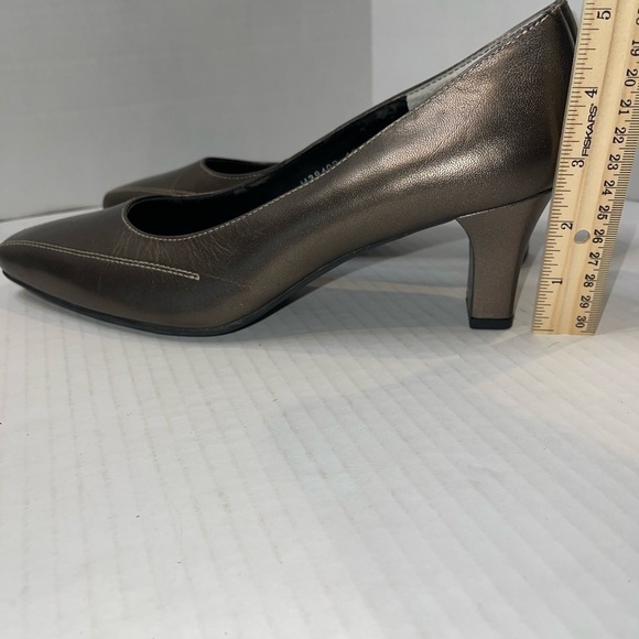 Ros Hommerson Women's Pumps Size 10.5M Bronze Leather Slip On Heel Close Toe - Picture 9 of 9